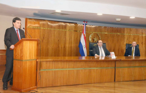 Ministro Santander presentó la obra "El Derecho de la propiedad".