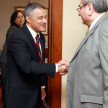Cordial saludo entre el presidente Antonio Fretes y el disertante del curso en Derecho Penal y Procesal Penal.