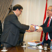 El presidente de la Corte Suprema, doctor José Raúl Torres Kirmser entregó materiales referente a la justicia paraguaya