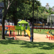 El parque infantil está equipado con elementos de vanguardia.