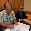 El intendente de la ciudad de Emboscada, Jacinto Raúl Peña, firma el documento.
