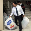 Funcionarios de la Capital recibiendo donaciones de la Circunscripción Judicial de Caaguazú
