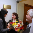 La directora de la Dirección de Derechos Humanos de la Corte, abogada Nury Montiel, entrega un ramo de flores a Alba Palacios de Patiño.