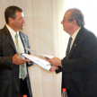 Intercambio del documento entre el titular de la Corte, doctor Raúl Torres Kirmser, y el director de USAID, Fernando Cossich.