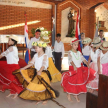 Alumnas de la escuela deleitaron a los presentes con una hermosa danza paraguaya.