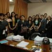Los universitarios dialogando en su despacho con el magistrado Edgar Rivas, juez de Primera Instancia en lo Civil y Comercial.