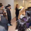  La Abg. Viviana Leite, de la oficina de Mediación explicó a los estudiantes los procedimientos que se realizan en las audiencias.
