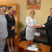 La ministra Gladys Bareiro de Módica entregó libros jurídicos para la Biblioteca de la circunscripción. 