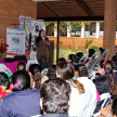Momento en que la defensora pública de la Niñez y de la Adolescencia doctora Mirta Escobar habló a los alumnos.