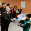 La ministra Miryam Peña también entregó obsequios a los niños.
