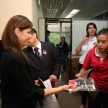 La directora de DD.HH., Nury Montiel, entregó materiales de la campaña a los periodistas acreditados a la sede judicial de Asunción