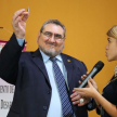 El Dr. Antonio Fretes fue homenajeado con un pin otorgado por Alejandra Cáceres, en representación del Sindicato de Actuarios Judiciales del Paraguay.