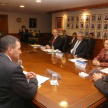 El ministro Luis María Benítez Riera conversa con uno de los expertos internacionales.