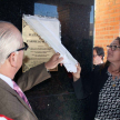 Presentación de la placa de inauguración por parte del ministro Óscar Bajac y la intendenta de la localidad, Mirna Orrego.