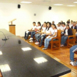 La jueza Gloria Hermosa dialogando con alumnos del colegio Virgen del Rosario de Itauguá.