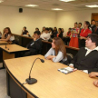 El licenciado Aldo Ávalos explicando a los futuros abogados el desarrollo de un juicio oral.