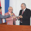 El Decano de la Universidad Nacional de Itapúa, Abg. Gustavo Miranda Villamayor recibió un recuerdo de parte del ministro.