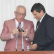 Durante la presentación la alta autoridad judicial tambien entregó un recuerdo al Vice Decano de la Universidad Nacional de Itapúa, Abg. Blas Eduardo Ramírez Palacios