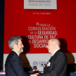 Plaqueta de reconocimiento entregada por el doctor Luis María Benítez Riera al doctor Carlos Lesme.