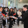 El licenciado Aldo Ávalos entregando a los estudiantes materiales relacionados a la campaña.
