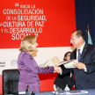 Saludo protocolar tras la firma por la presidenta de Corte de Paraguay, Alicia Pucheta, y el titular de la Corte de Perú, Víctor Ticona.