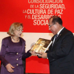 El presidente de Corte de Perú entrega una publicación judicial elaborada por el Poder Judicial de Perú en agradecimiento.