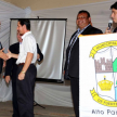 El Presidente de la Junta Municipal, Leonardo Lezcano, distingue al licenciado Roberto Torres.