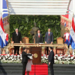 Momento en que el vicepresidente de la República, Hugo Velázquez, realiza el juramento de rigor.