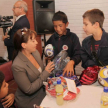 La señora María Auxiliadora Insaurralde de Blanco charlando con los niños que se desempeñan como lustrabotas en el Poder Judicial