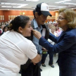 La ministra Alicia Pucheta de Correa se acercó e hizo entrega del reconocimiento al funcionario que llegó en una silla de ruedas.