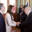 El doctor Luis María Benítez Riera saludando a Carolin Konther López, Carolin Konther López, como Embajadora Extraordinaria y Plenipotenciaria de la República del Paraguay ante los Emiratos Árabes Unidos.