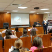 La funcionaria Lourdes Herrera recibió a los alumnos en la Sala de Conferencias.