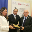 Momento en que el ministro de la máxima instancia judicial, Miguel Oscar Bajac recibió una plaqueta de reconocimiento