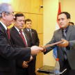 Víctor Castelnobo, presidente del Colegio de Abogados de Caaguazú, entrega una placa de reconocimiento al presidente de la Corte Suprema.
