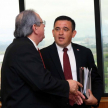 El doctor José Raúl Torres Kirmser, presidente de la Corte Suprema, conversa con el senador Eduardo Petta.