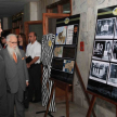 El ministro Núñez observa la muestra fotográfica referente a la Segunda Guerra Mundial.