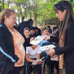 Licenciada Amada Herrera, encargada de la secretaría, entregó materiales al plantel de docentes de la institución.