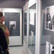 Los visitantes pueden observar los archivos fotográficos de la época.