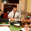 El doctor Arnaldo González Villalba entrega un documento al ingeniero Fidel Zavala.