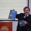 El consultor José Félix Bogado exponiendo materiales impresos relacionados al PEI