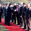 El presidente la República, Horacio Cartes, entregó una medalla de honor a un ex miembro del ejército.