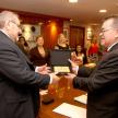 El presidente de la Asociación de Jueces, Delio Vera, entregó una placa de reconocimiento al doctor Fretes