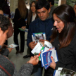 La funcionaria Alicia Bogarín entregando materiales relacionados a la campaña "Educando en Justicia".