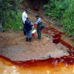 Funcionarios de la Secretaría del Medio Ambiente procedieron a tomar muestras del líquido rojo vertido al arroyo de San Lorenzo.