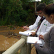 Funcionarios de la Seam y de la Dirección de Derecho Ambiental realizaron anotaciones de lo observado en las aguas del arroyo.