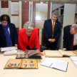 La visitante ilustre observó los documentos que se encuentran en el Museo de la Justicia.