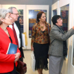 Durante el recorrido de Irina Bokova por el Centro de Documentación y Archivo para la Defensa de los Derechos Humanos.