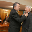El doctor Delio Vera Navarro, presidente de la Asociación de Jueces del Paraguay, entregó el pin del gremio al profesor abogado Fabio Balbuena Pérez.