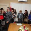 El presidente del gremio, doctor Delio Vera Navarro entrega una placa de reconocimiento a su colega, Valentina Núñez, ex titular de la asociación.