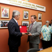 El vicepresidente de la Asociación de Jueces del Paraguay, doctor Alberto Martínez Simón, hace entrega de una placa de reconocimiento al camarista José Agustín Fernández, propulsor de la formación de la AJP.